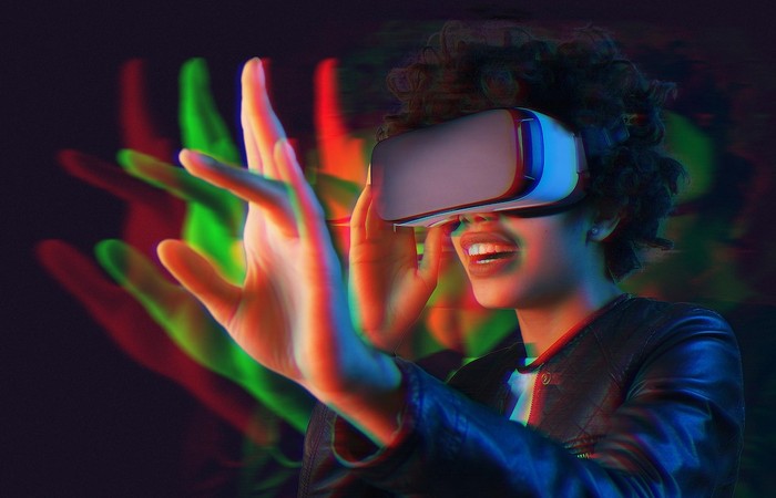 Eine Person verwendet eine VR-Brille.