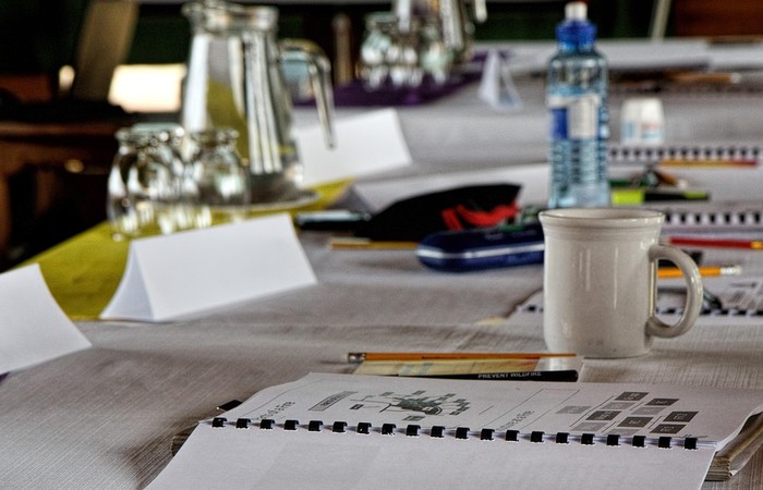 Foto von Arbeitsmaterialien auf einem Tisch bei einem Meeting.