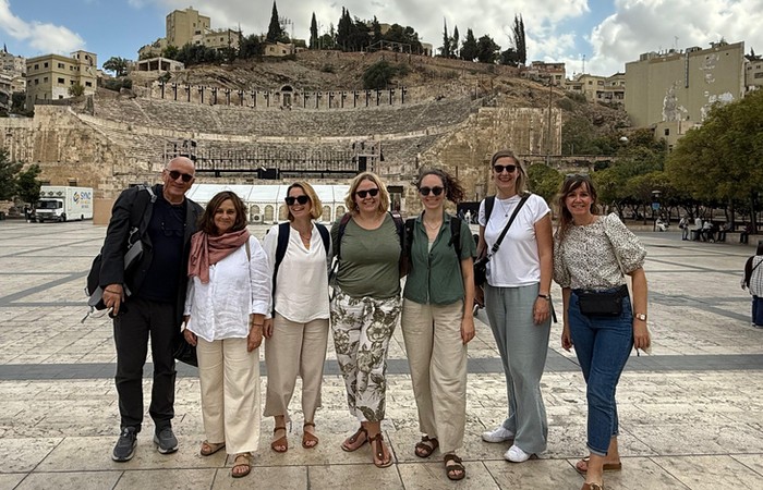 Die Teilnehmenden des Verwaltungsaustauschs an der German Jordanian University zusammen mit Ruth Pappenhagen (2.v.r.) vor dem Römischen Theater in Amman.