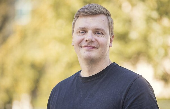 Foto von Absolvent Erik Janousch.