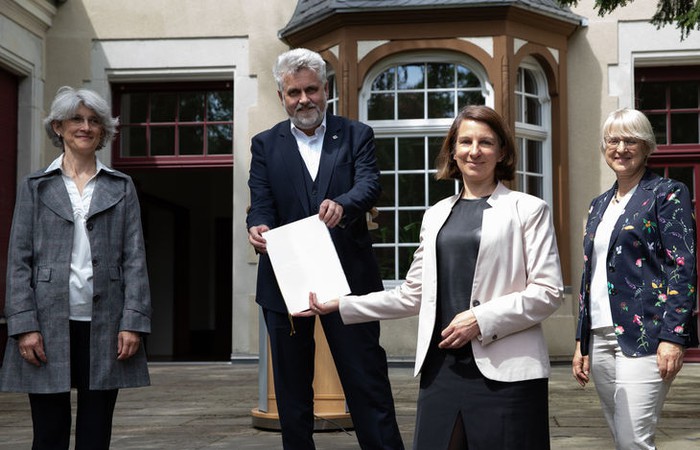 Wissenschaftsminister Willingmann verleiht Promotionsrecht an Hochschulleitung.